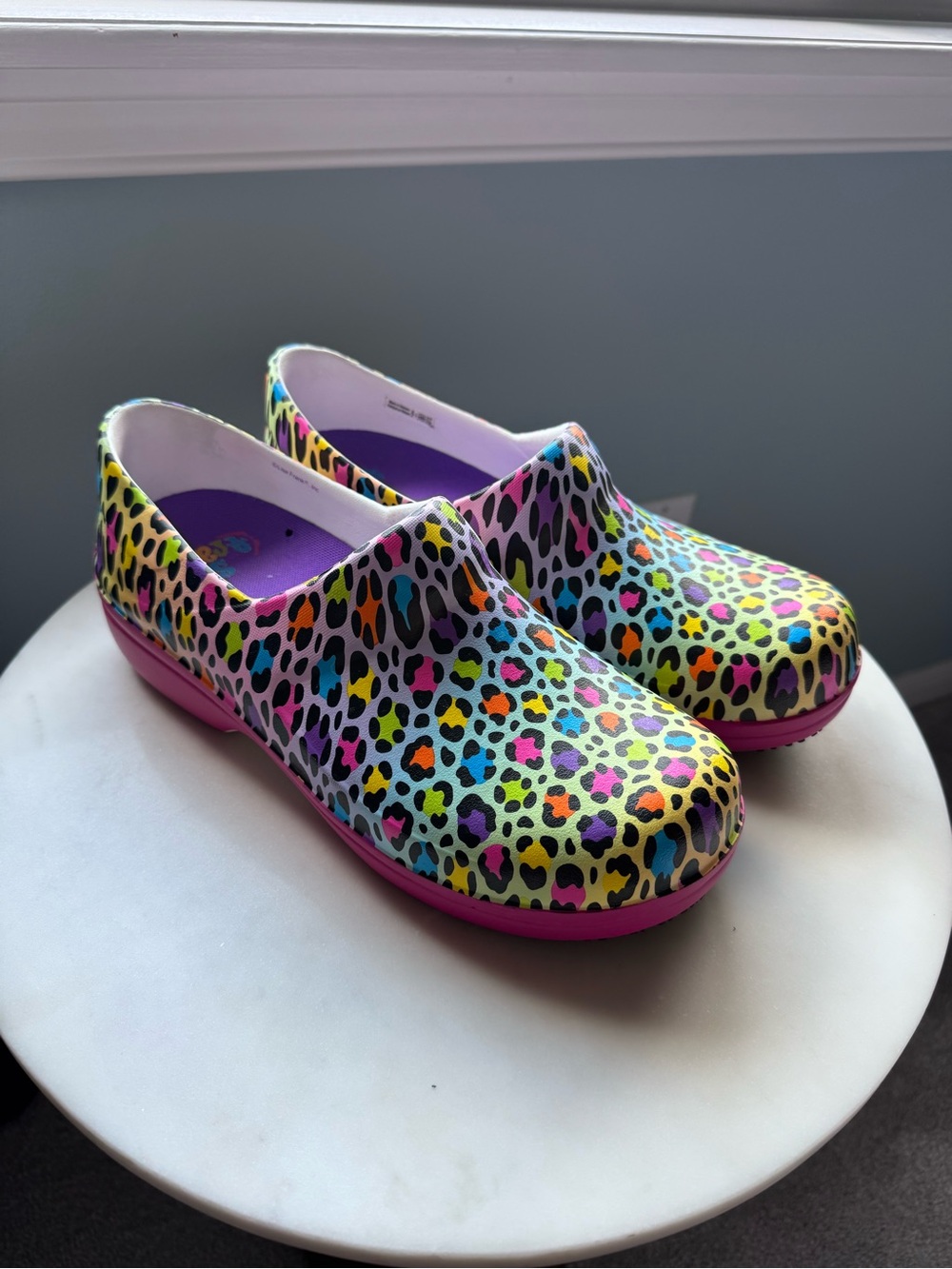CROCS x LISA FRANK Neria Pro II - Neon Leopard Slip-On Clogs with Purple Insole - Picture 2 of 10